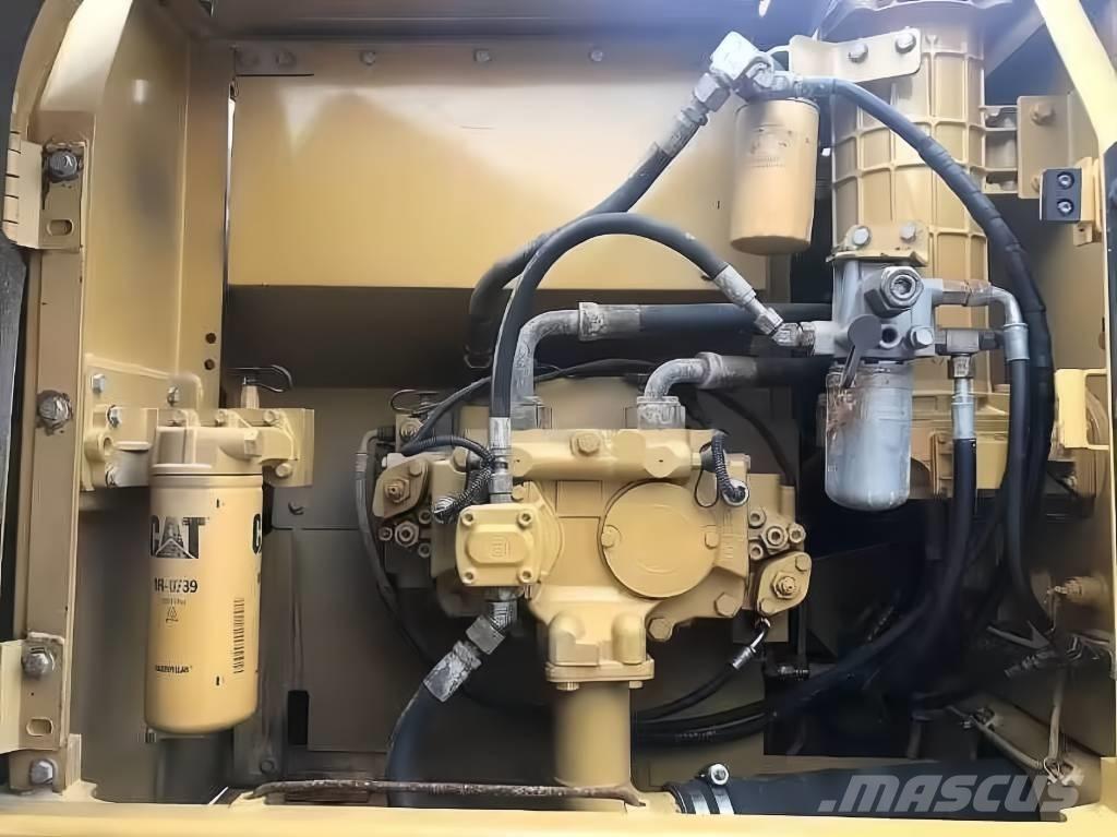 CAT 323 D L Roomikekskavaatorid