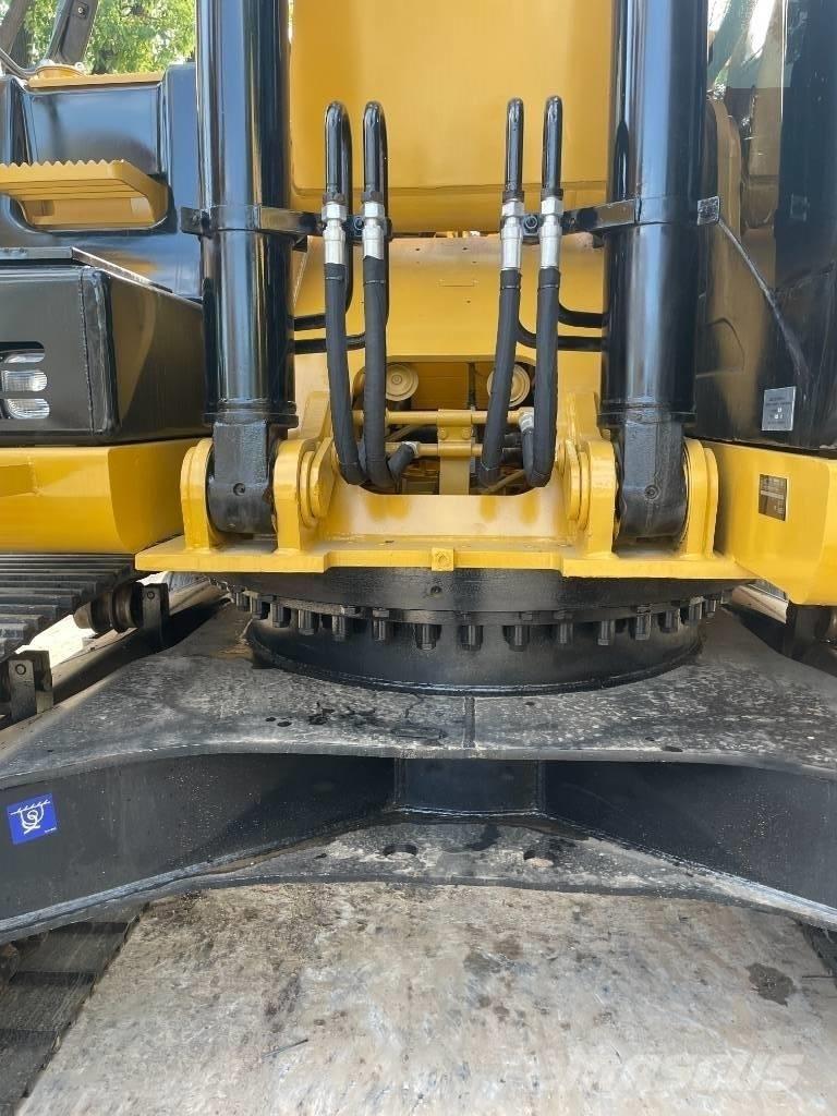 CAT 330 Väikeekskavaatorid 7t-12t