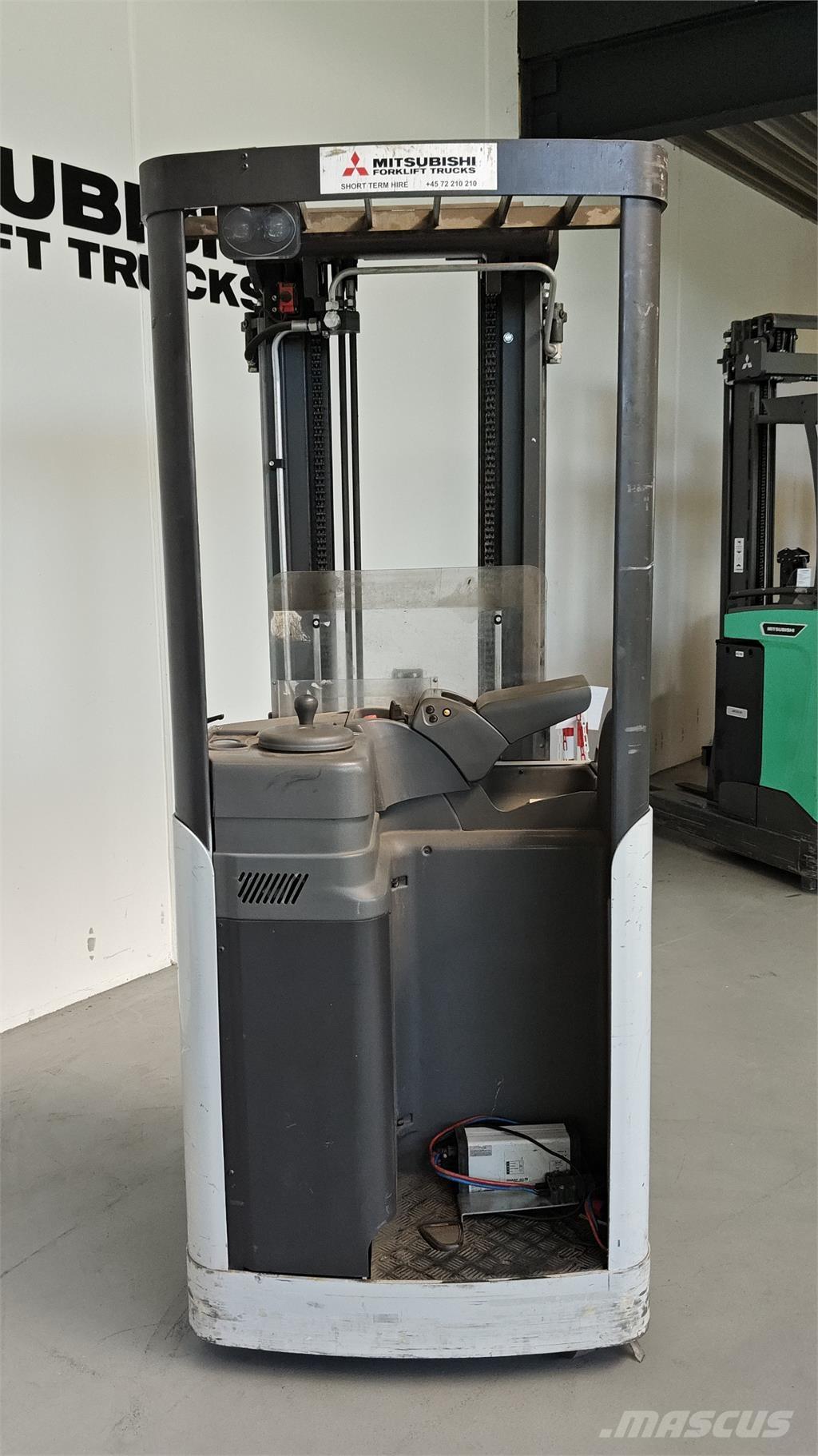 Atlet AJN160 Platvormiga virnastajad