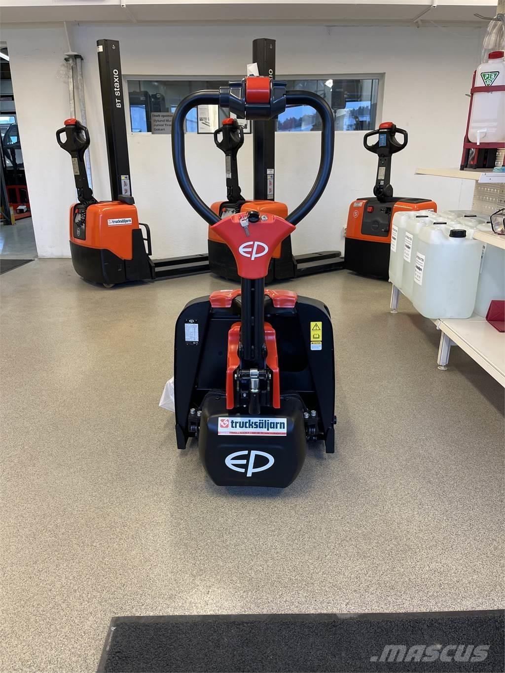EP Equipment F4 Järelkäidavad virnastajad