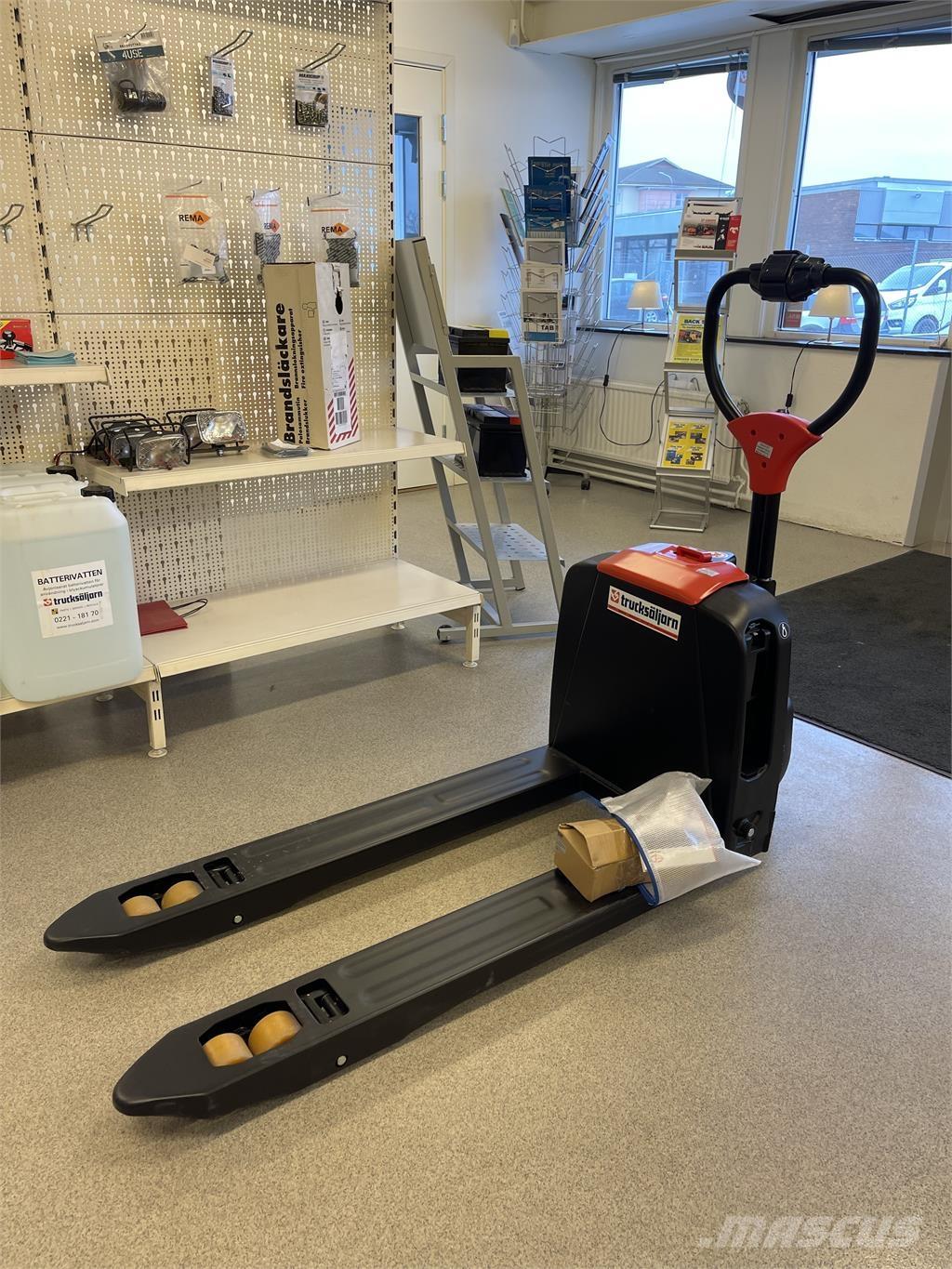 EP Equipment F4 Järelkäidavad virnastajad