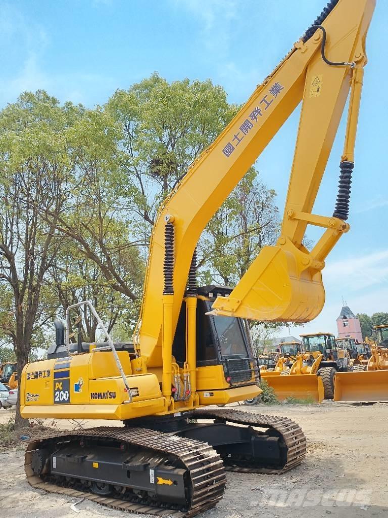Komatsu PC 200-8 Roomikekskavaatorid