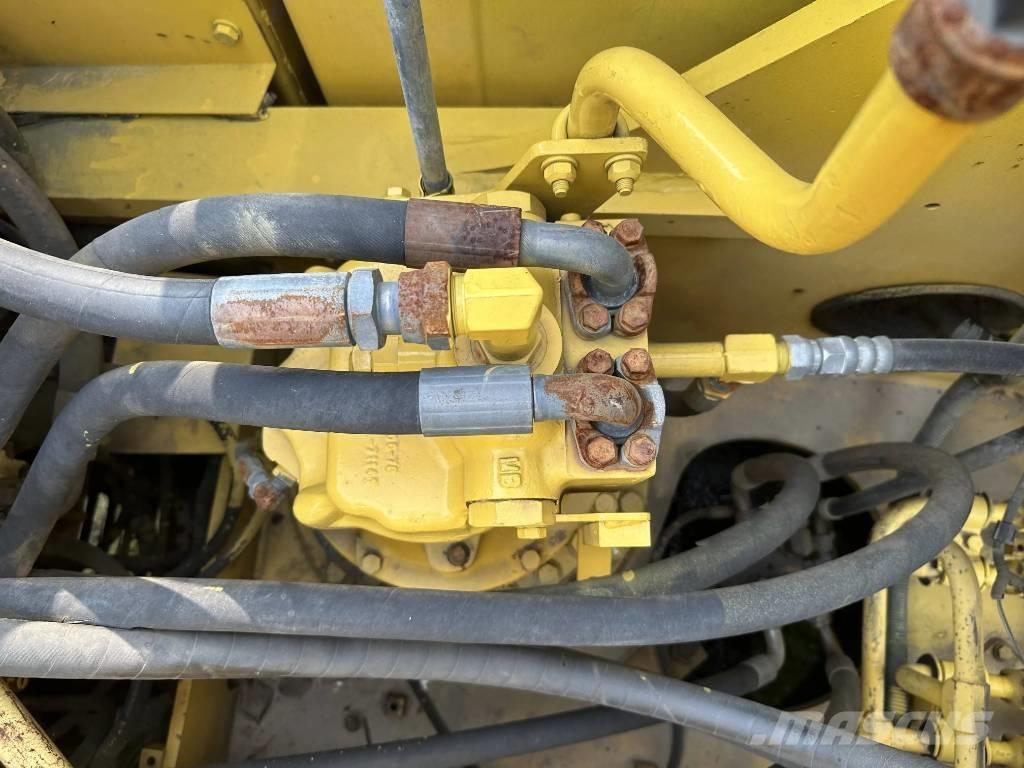 Komatsu PC240-8 Roomikekskavaatorid