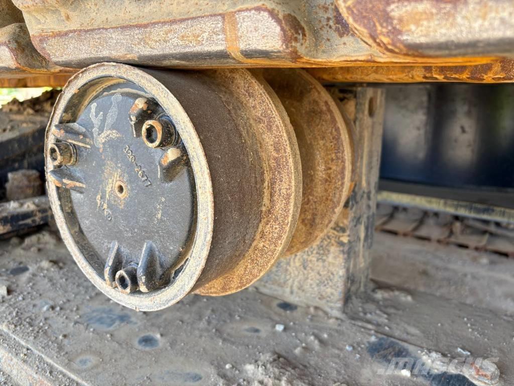 CAT 374 (On Transport) Roomikekskavaatorid