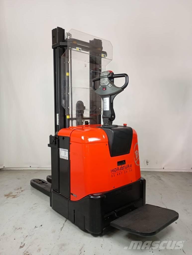 BT SPE 125 Platvormiga virnastajad