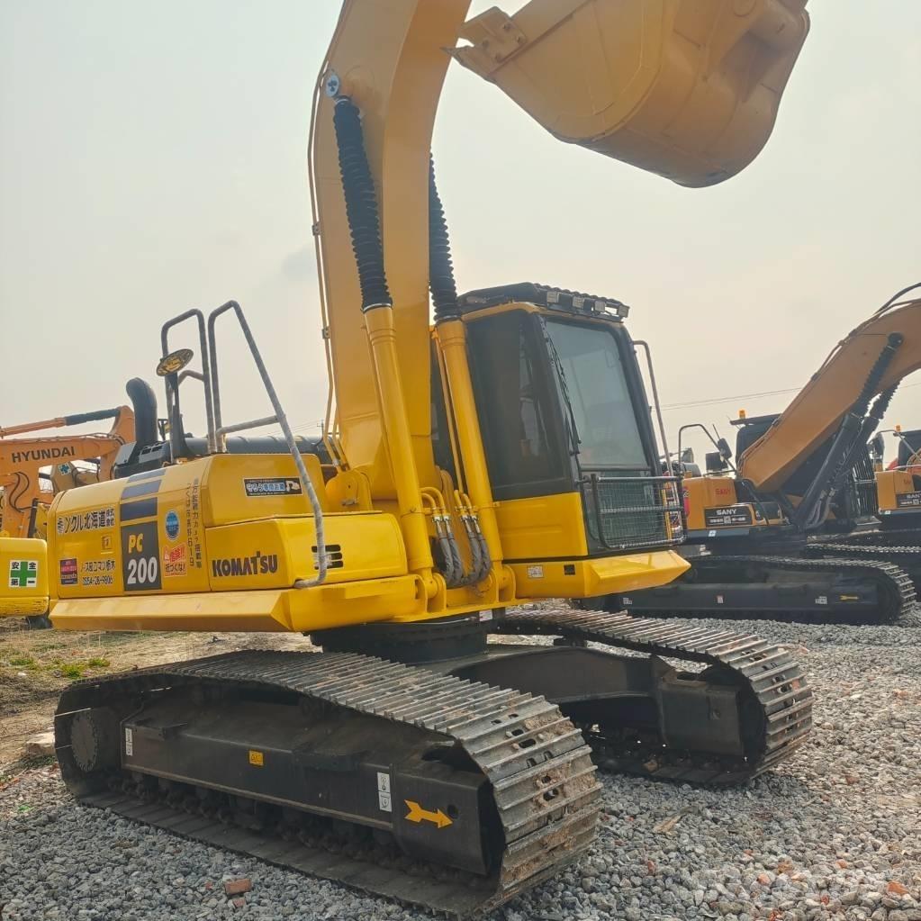 Komatsu PC200-8 Roomikekskavaatorid
