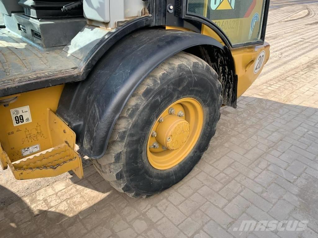 CAT 906 Rataslaadurid