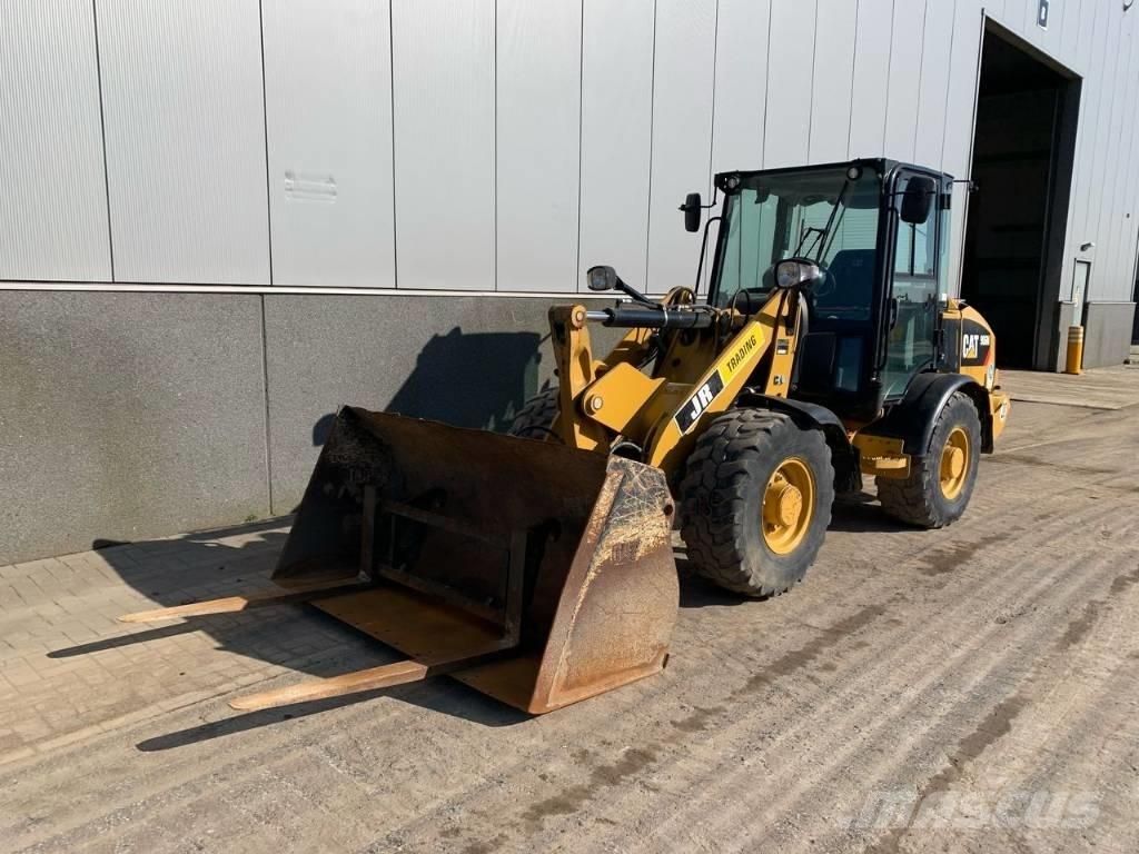 CAT 906 Rataslaadurid