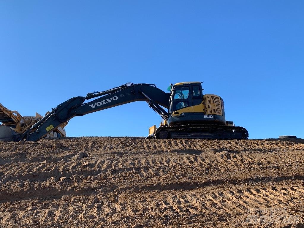 Komatsu 138 us -8 Roomikekskavaatorid