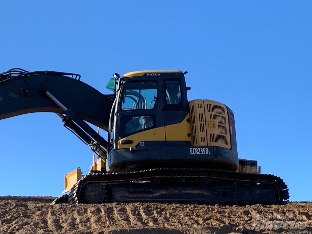 Komatsu 138 us -8 Roomikekskavaatorid