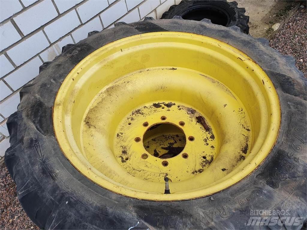 Kleber 270/95R32 Rehvid, rattad ja veljed