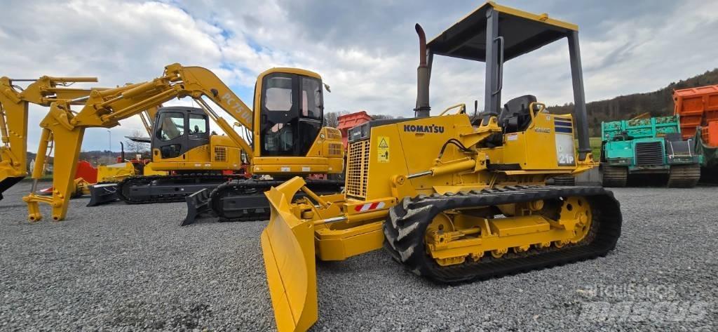 Komatsu D 21 P-8 Buldooserid