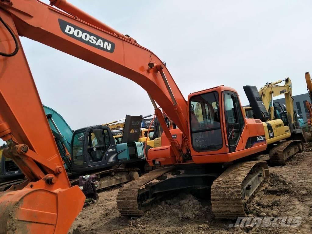 Doosan 225 Roomikekskavaatorid