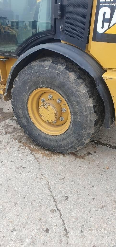 CAT 906M Rataslaadurid
