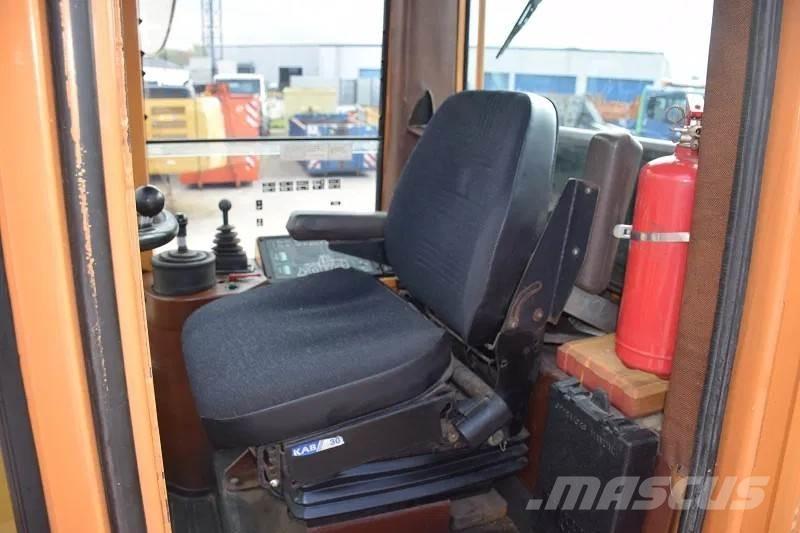 CASE 821B Rataslaadurid