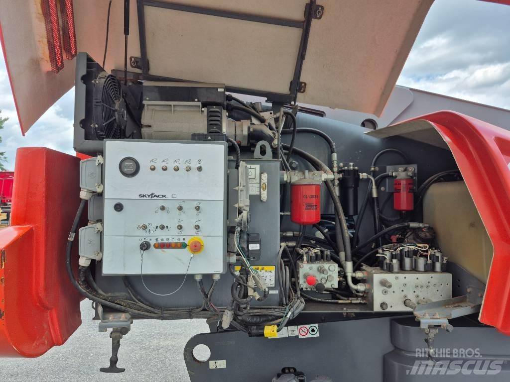 SkyJack SJ 66 T Iseliikuvad poomtõstukid
