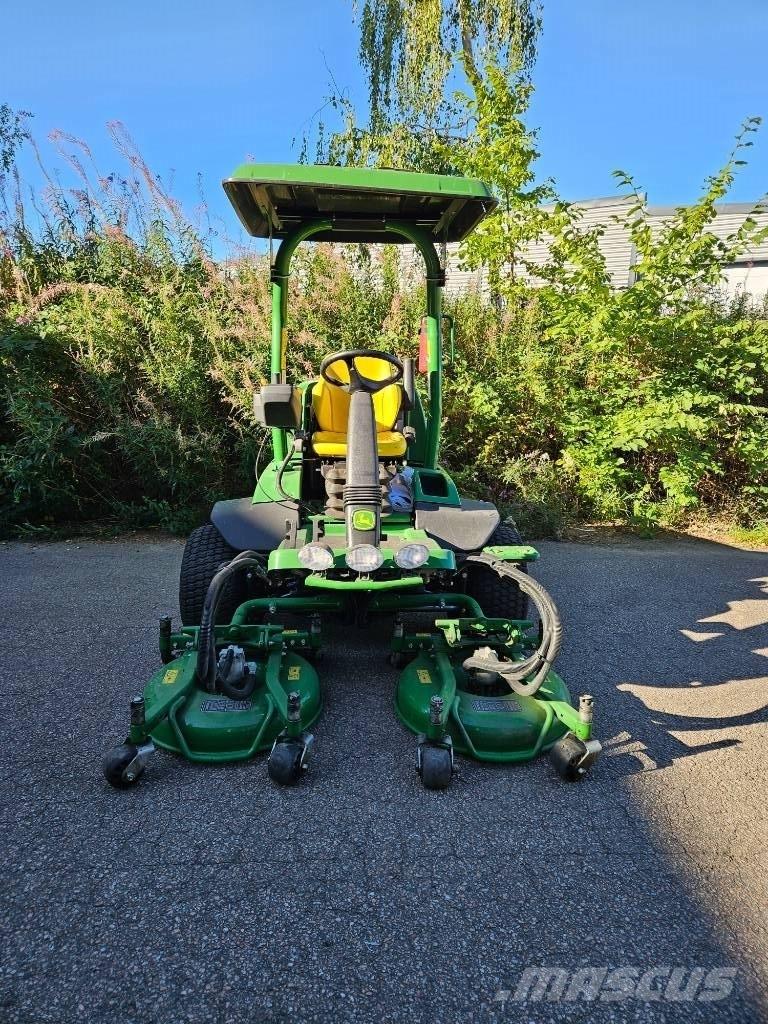 John Deere 7400 A Muud golfiväljaku niidukid