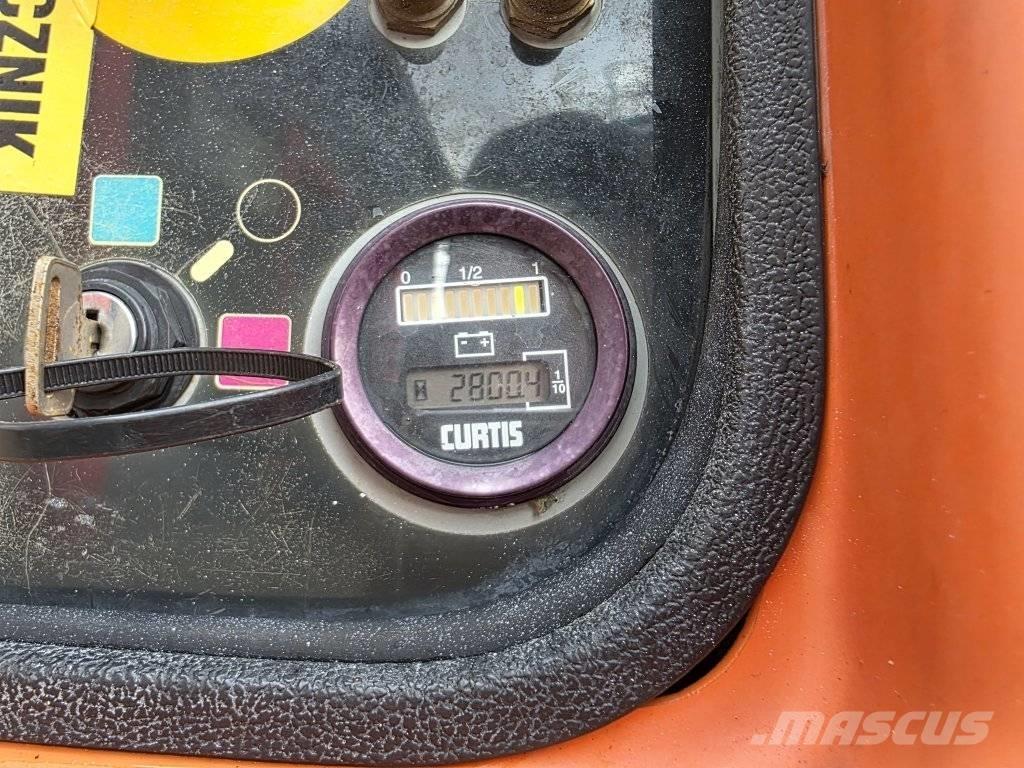 JLG 300 AJP Iseliikuvad poomtõstukid