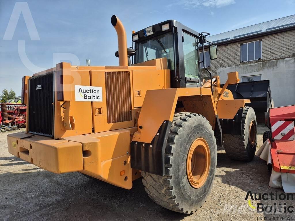 CASE 821 C Rataslaadurid