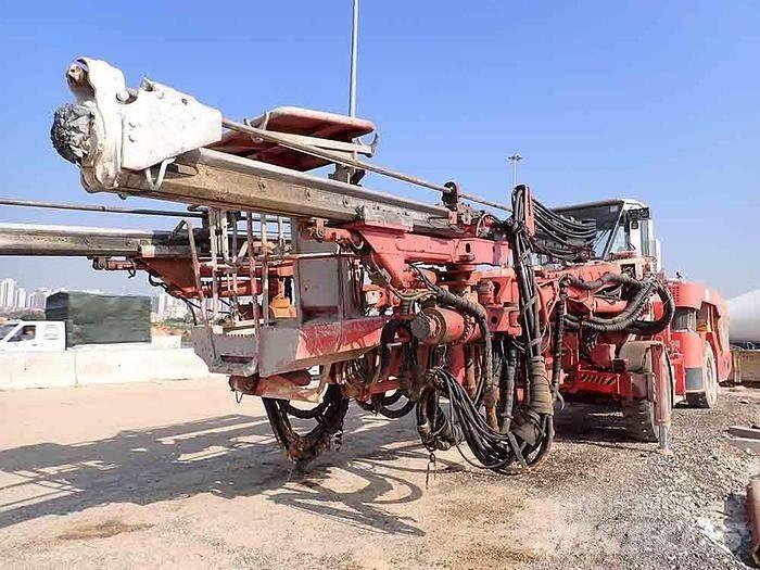 Sandvik DT821 C Vertikaalsed puurmasinad