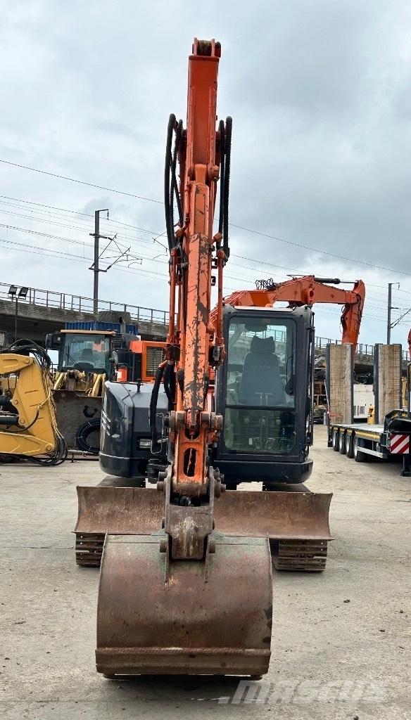 Hitachi Zaxis 85 USB Väikeekskavaatorid 7t-12t