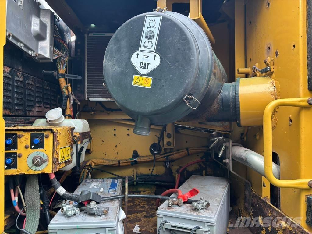 CAT 330 D L Roomikekskavaatorid