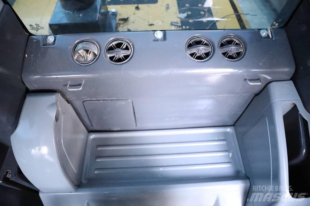 Komatsu PC 210-8 Roomikekskavaatorid