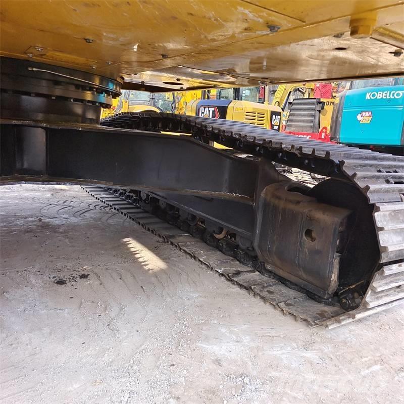 Komatsu PC 220-8 Roomikekskavaatorid