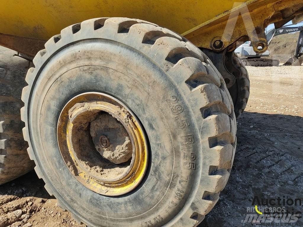 Komatsu HM400 Liigendraamiga pinnaseveokid