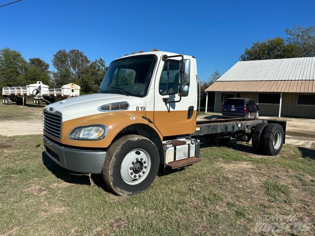 Freightliner M 106 Raamautod