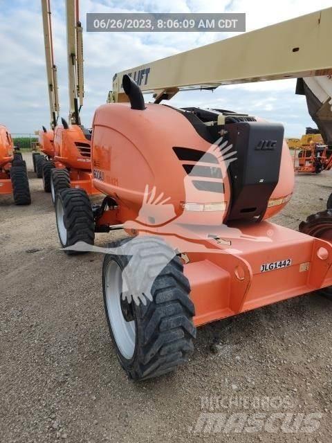JLG 600AJ Iseliikuvad poomtõstukid