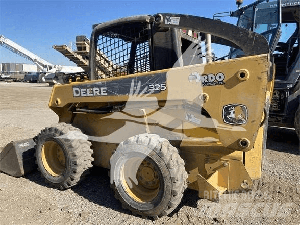 John Deere 325 Kompaktlaadurid