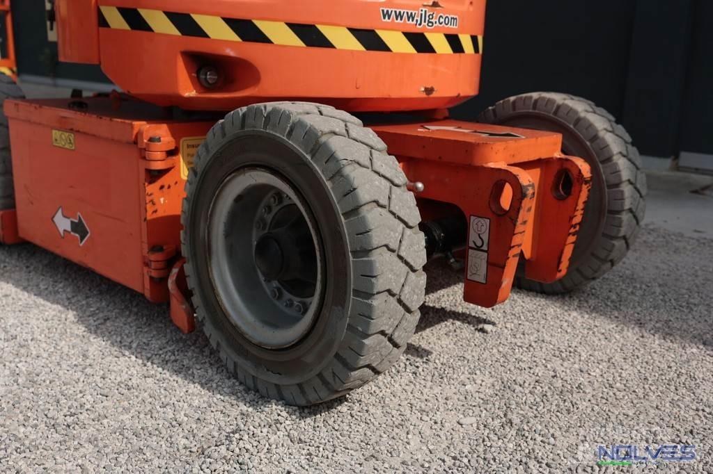 JLG E300AJP Iseliikuvad poomtõstukid