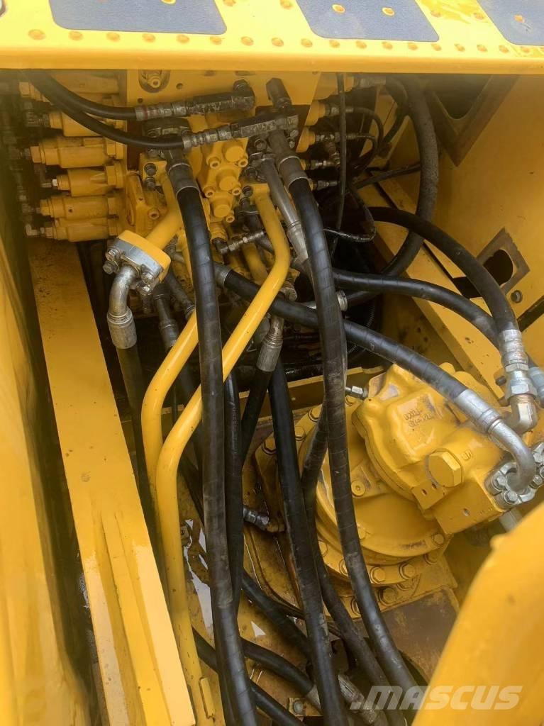 Komatsu PC 210-8 Roomikekskavaatorid