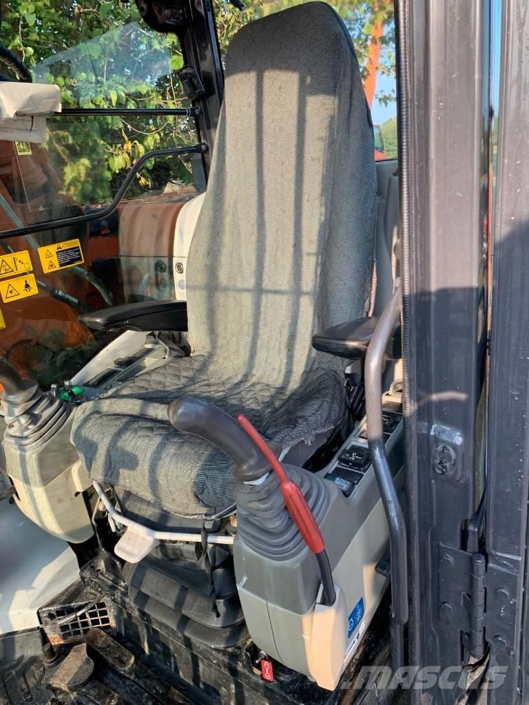 Hitachi ZX 135 US-5B Roomikekskavaatorid