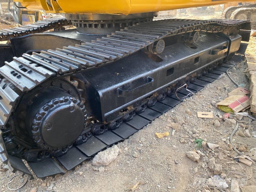 Komatsu PC240-7 Roomikekskavaatorid