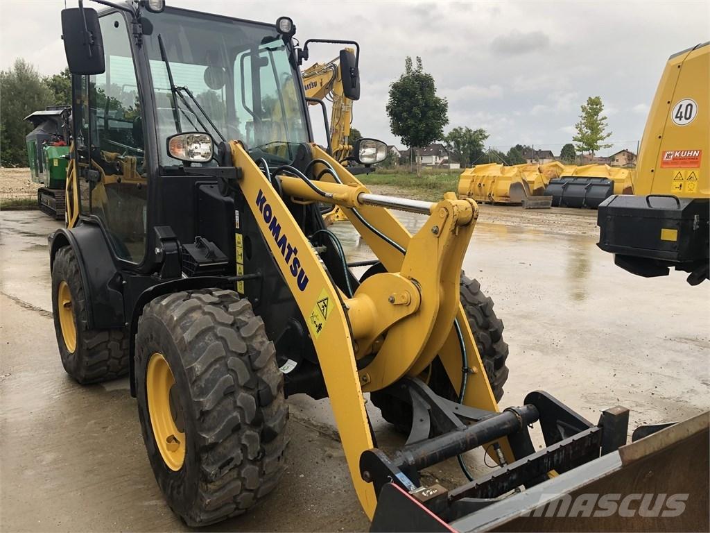 Komatsu WA70M-8 Väikelaadurid