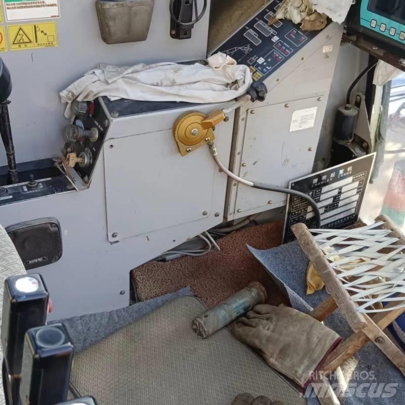 Hitachi SCX2500 Roomikkraanad