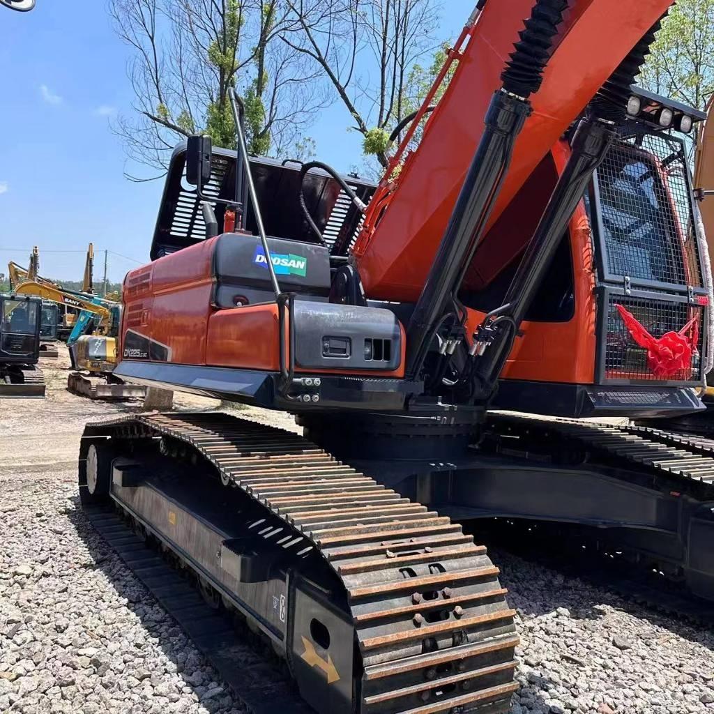 Doosan DX 225 LC Roomikekskavaatorid