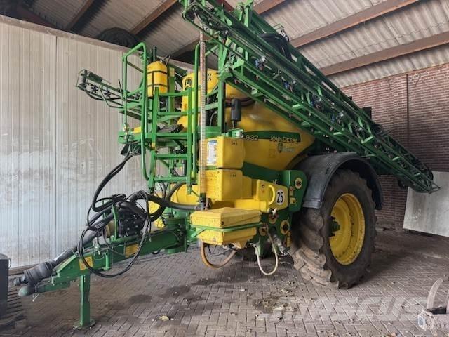 John Deere 832 Iseliikuvad pritsid