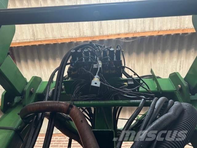John Deere 832 Iseliikuvad pritsid