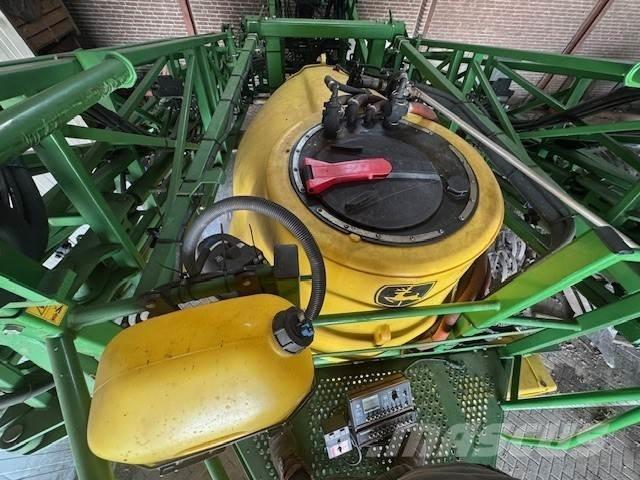 John Deere 832 Iseliikuvad pritsid