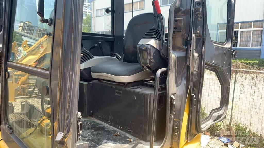Komatsu PC 40 MR Roomikekskavaatorid