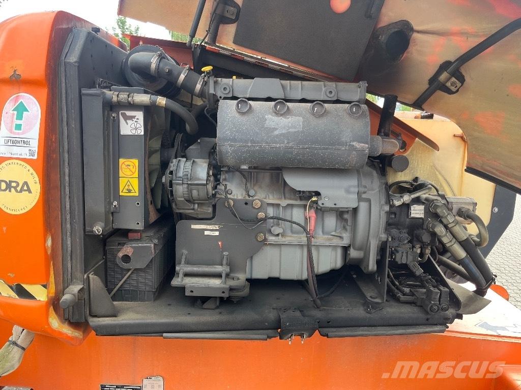 JLG 600 AJ Iseliikuvad poomtõstukid