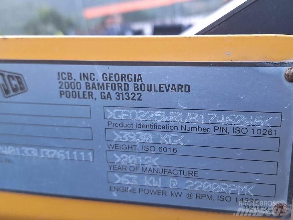 JCB 225 Väikelaadurid