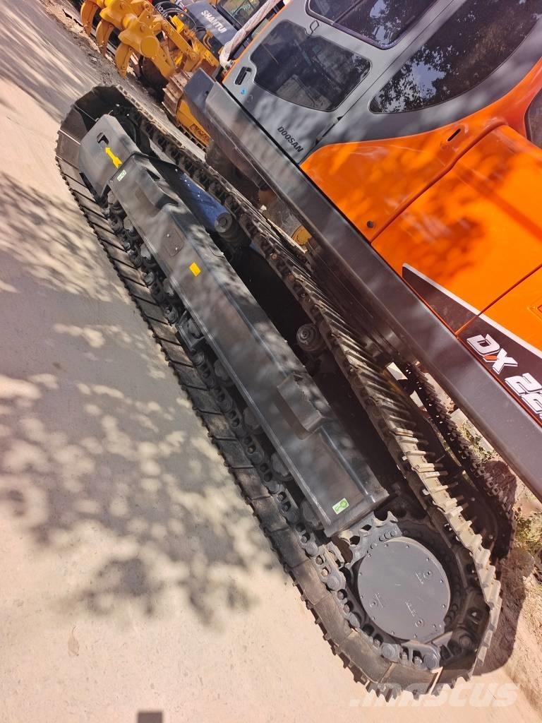 Doosan DX  225 LCA Roomikekskavaatorid
