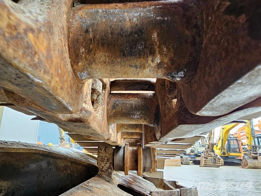 Komatsu HB215LC-2 Roomikekskavaatorid