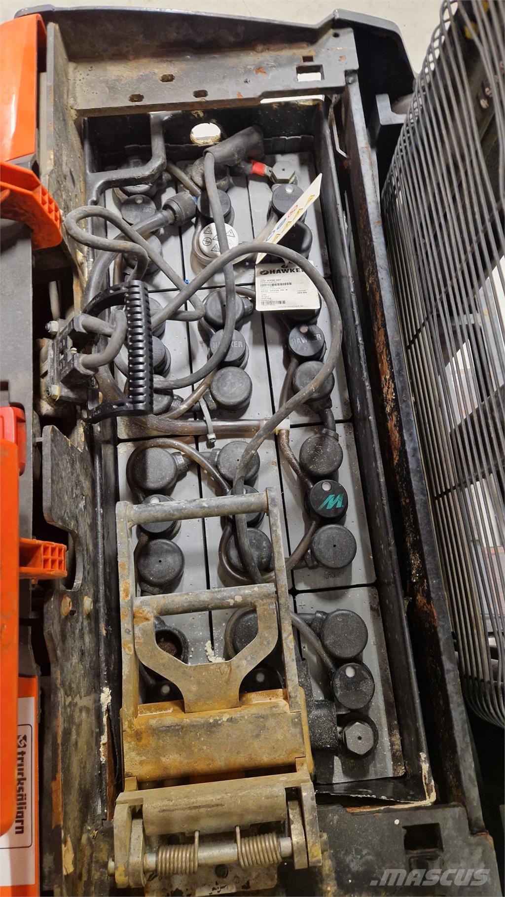 Toyota SWE120L Platvormiga virnastajad