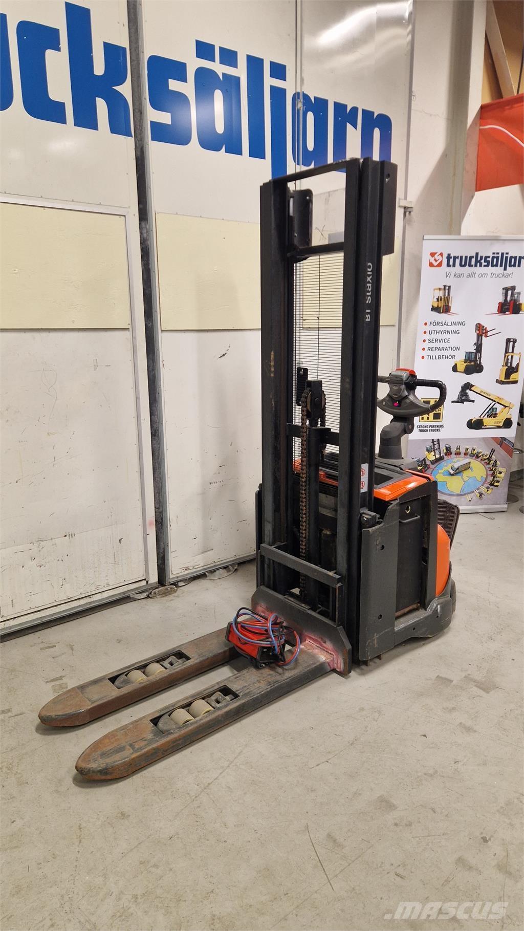 Toyota SWE120L Platvormiga virnastajad