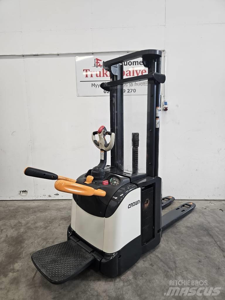 Crown ETi 4000 1.6 Platvormiga virnastajad